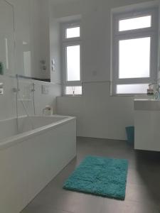 卡尔斯鲁厄EG Weststadt Karlsruhe 4 Zimmer的白色浴室,地板上铺有绿色地毯