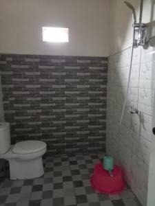 布罗莫Savana Guesthouse的一间带卫生间和红色凳子的浴室