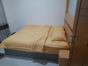 布罗莫Savana Guesthouse的一张小床,位于一个木柜的房间