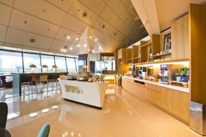新加坡二号航站楼大使过境休息室酒店的一个带柜台和用餐区的大厨房