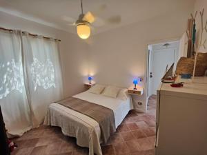 圣维托罗卡波La Casa Di Aceste的一间卧室配有一张带两盏灯的床和一扇窗户。