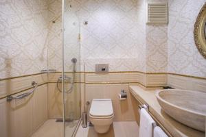 伊斯坦布尔Hotel Fresia Istanbul的带淋浴、卫生间和盥洗盆的浴室