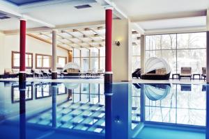 热莱胡夫热莱胡夫宫温泉疗养酒店的一座拥有蓝色海水的室内游泳池