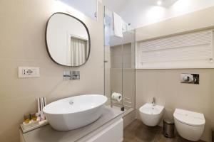米兰PRESTIGE BOUTIQUE HOMES - il Nido dei Navigli的浴室设有白色水槽和镜子