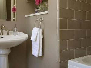纳帕兰多夫旅馆的一间带水槽和白色毛巾的浴室