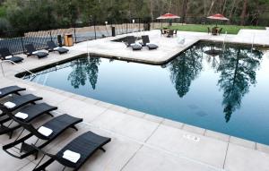Tuolumne黑橡树赌场度假酒店的一个带躺椅的游泳池和一个游泳池