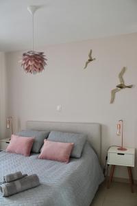 科克赛德Lucaya的卧室配有一张床铺,墙上有两只鸟