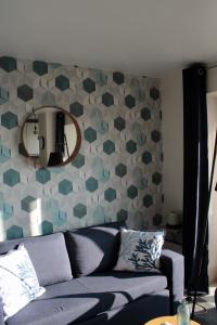 科克赛德Lucaya的客厅配有蓝色的沙发和镜子