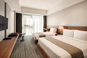 仁川市金色郁金香仁川机场酒店 的酒店客房设有两张床和一台平面电视。