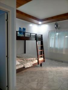 圣维森特Dhong and Eden Home的一间卧室配有两张双层床。
