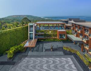 瓦加托JW Marriott Goa的享有花园建筑的空中景致
