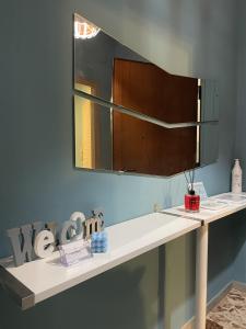 巴里Interno2 Bari Centrale的一间带水槽和镜子的浴室