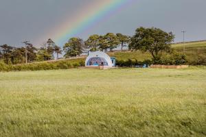 LochwinnochThe Dome at Mid Auchengowan的一座带彩虹的田野帐篷