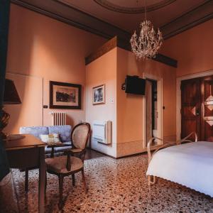 摩德纳萨洛托阿尔阿提酒店的一间卧室设有一张床和一间客厅。