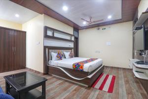 瓦拉纳西FabHotel Saumendra的一间卧室配有一张床和一个水槽
