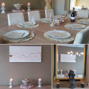 德帕内Vakantievilla Het Dunehuys的餐桌,带盘子、蜡烛和镜子