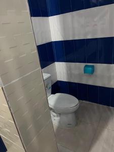 皮皮岛Reggaeinn的浴室设有蓝色和白色条纹的卫生间