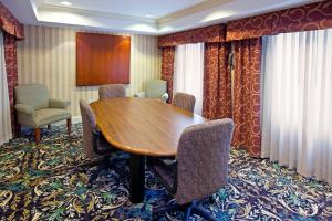 路易斯威尔路易斯维尔东宿之桥套房酒店的一间会议室,配有木桌和椅子