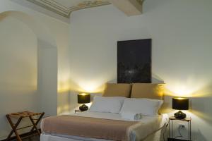 克雷莫纳Palazzo Glori 6的一间卧室配有一张壁画床