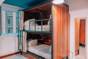 利物浦PH Hostel Liverpool的一间客房内设有四张双层床的房间