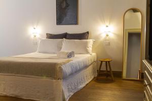 克雷莫纳Palazzo Glori 6的一间卧室配有一张带白色枕头和镜子的床