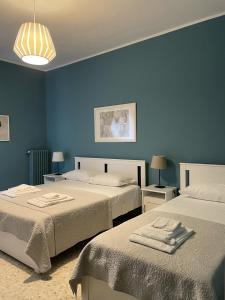 巴里Interno2 Bari Centrale的一间卧室设有两张床和蓝色的墙壁
