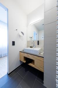 慕尼黑MK慕尼黑酒店的一间带水槽和镜子的浴室