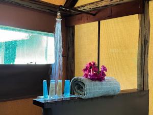 卡蒂马穆利洛Kubu & Kwena Lodge的浴室柜台配有毛巾和蓝色蜡烛