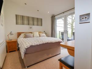 利斯卡德10 Faraway Fields的一间卧室配有一张床、一张书桌和一个窗户。