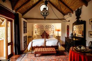 Amanzi Lodge客房内的一张或多张床位