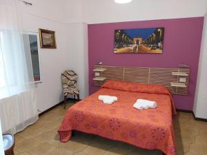 莱切Rooms Palazzo Paladini的一间卧室配有一张床,上面有两条毛巾