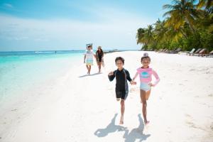 丹格迪百合海滩度假村 - 全包式的两名儿童在海滩上散步