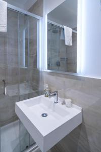 圣雷莫Correnti Boutique Hotel Gold的浴室配有白色水槽和淋浴。