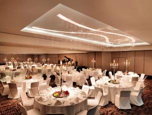 科隆科隆凯悦酒店的舞厅配有白色桌子和白色椅子