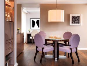 科隆科隆凯悦酒店的一间带桌子和紫色椅子的用餐室