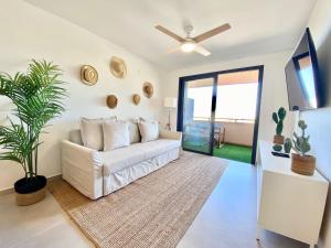 帕莱索海滩Chill in paradise的客厅配有白色沙发和吊扇