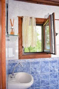 埃伦娜Дядо Петковата Къща的一间带水槽和窗户的浴室