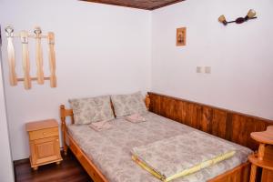 埃伦娜Дядо Петковата Къща的一间卧室配有一张带两个枕头的木床