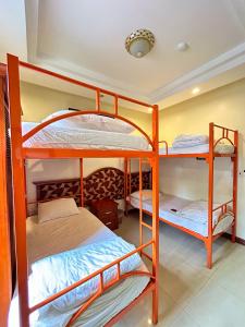 下龙湾Ha Long Starlight Hostel的双层床间 - 带两张双层床