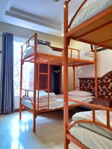 下龙湾Ha Long Starlight Hostel的一间卧室配有三张双层床。