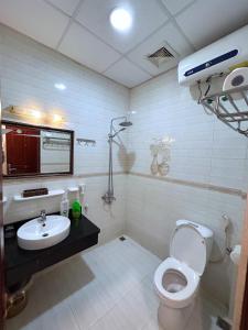 下龙湾Ha Long Starlight Hostel的浴室配有白色卫生间和盥洗盆。