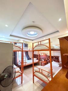 Ha Long Starlight Hostel客房内的一张或多张双层床