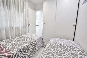 瓜尔达马尔·德尔·塞古拉Apartamento 10 Marjal Playa Centro de Guardamar的一间卧室设有两张床和窗户。