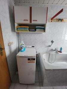 TriebesIn Triebes的带浴缸、盥洗盆和卫生间的浴室