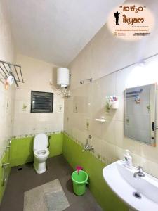 马迪凯里iKyam (The Backpackers Hostel/Homestay)的绿色浴室设有卫生间和水槽
