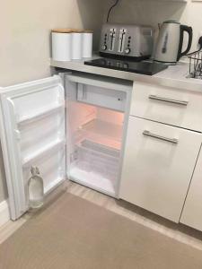 纽卡斯尔Shimna Vale Studio的厨房里设有开放式冰箱,门开