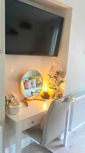 纽卡斯尔Shimna Vale Studio的客房设有带镜子和椅子的书桌
