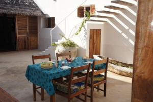 Villa Moringa lodge的餐桌、蓝桌布和椅子