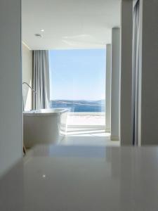 穆罗斯Otantus Hotel的白色浴室,享有窗户的景色