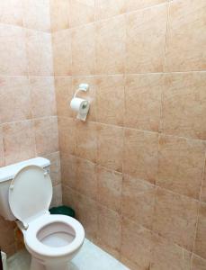 蒙巴萨Sandy Luxury Home, Nyali的一间带卫生间和瓷砖墙的浴室